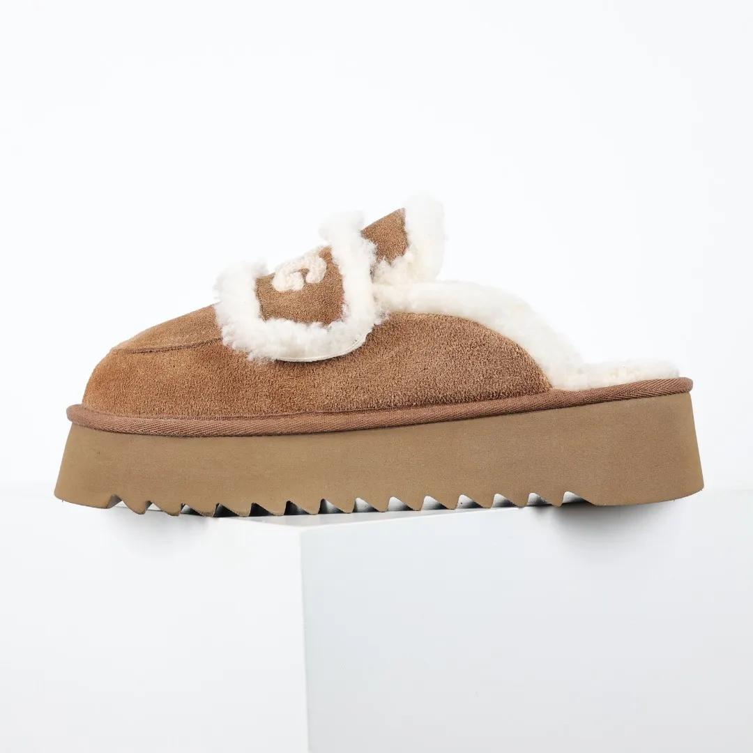 Pick up locally 💰580 Core recommended good price It is a very suitable choice for home furnishings. In the new year, uug launched a series of styles, which are partial to the preferences of young consumers and have also moved to the forefront of fashion trends. Shoe body material: water-repellent coated suede upper, 17 mm UGGPURE™ implantable wool insole, lightweight non-slip and comfortable rubber outsole, with brand LOGO and trademark, with full packaging Size: 35 36 37 38 39 40
